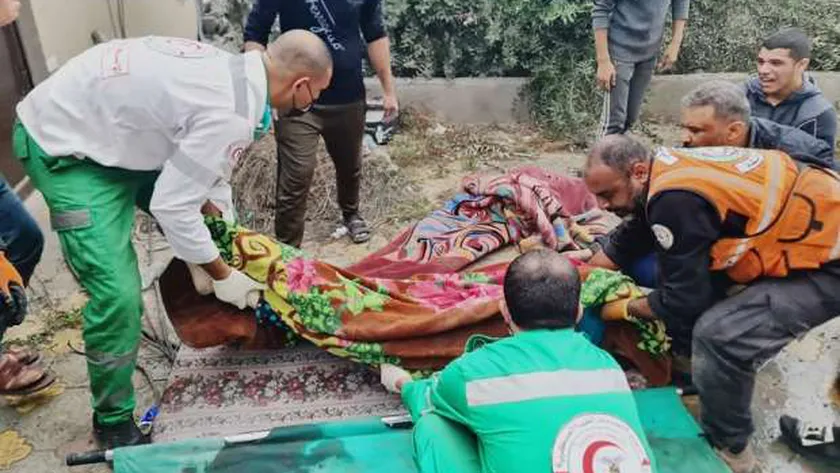 «الاحتلال الإسرائيلي» يستهدف سيارة إسعاف بها 11 مصابا في غزة