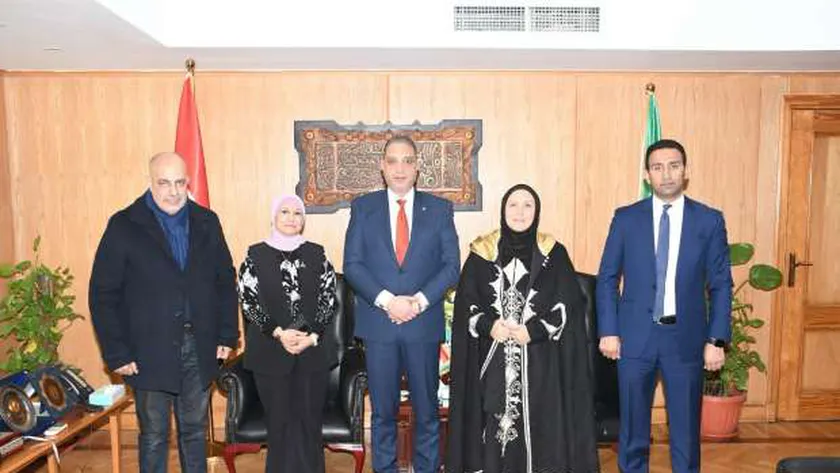 محافظ الفيوم يبحث آليات إنشاء مدينة لمرضى ألزهايمر ومشروع زراعي متكامل