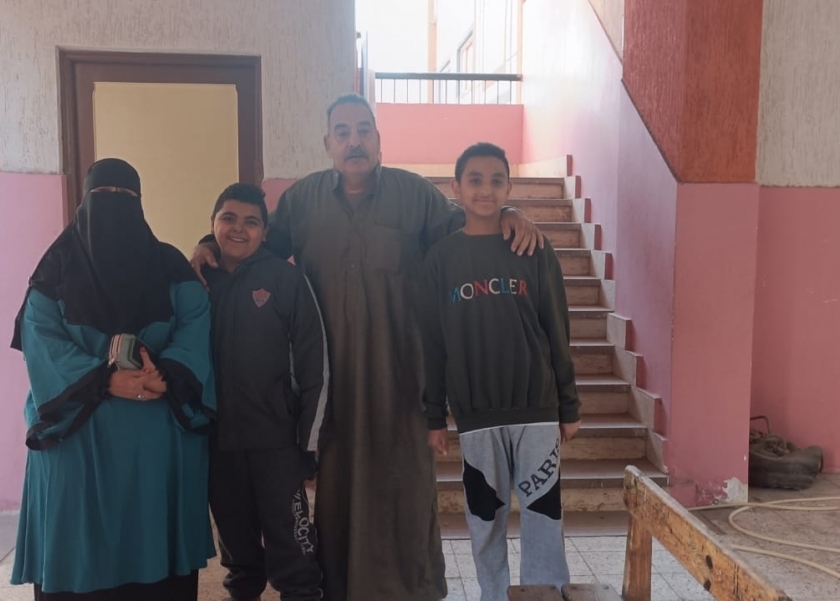 «نجلاء» أم مصرية في الانتخابات برفقة أسرتها كاملة: «عشان مستقبل ولادنا»