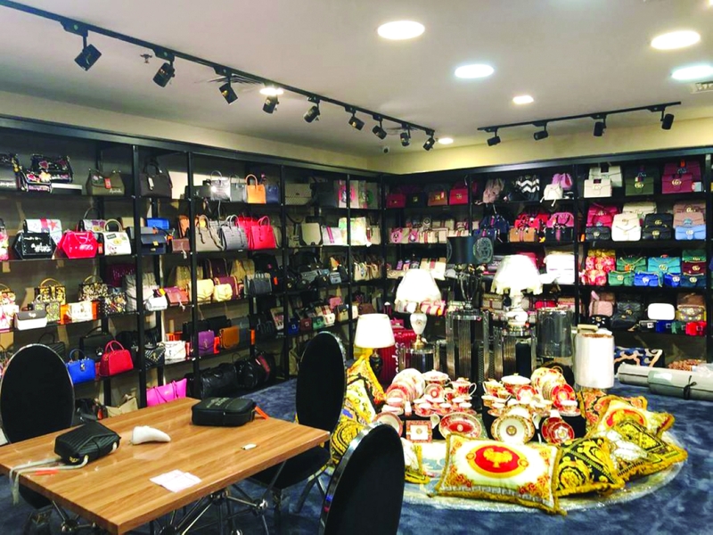 50 ألف درهم والإبعاد لمروِّج منتجات مقلدة