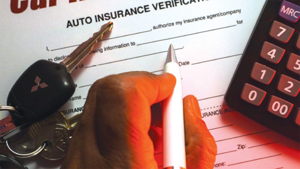 حملة وثائق يشكون اختلاف قيمة سياراتهم في وثيقة التأمين عن «عرض السعر» المقدم من شركات