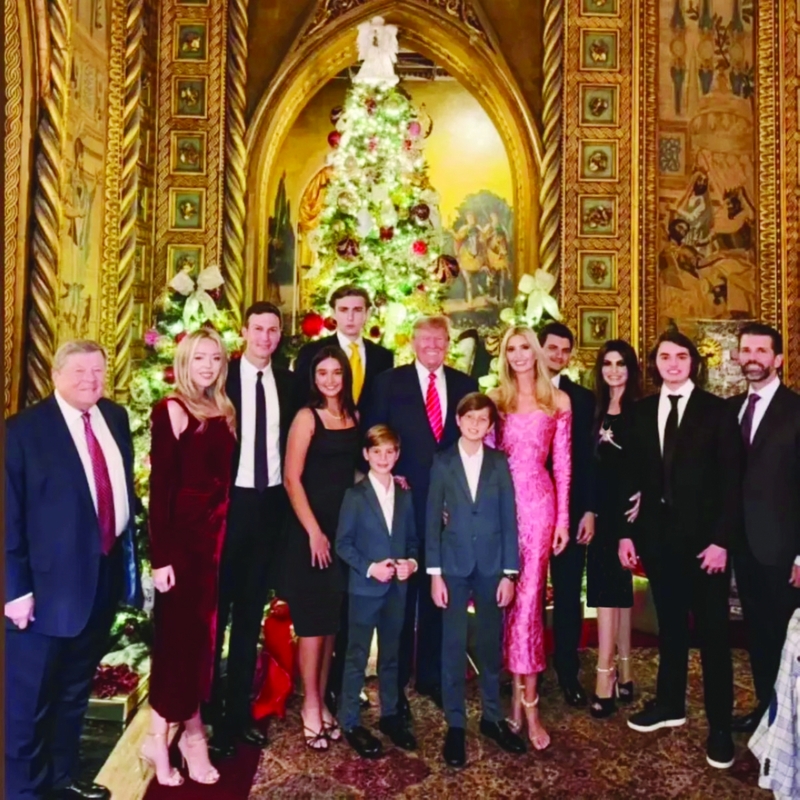 اختفاء ميلانيا من صورة عائلة ترامب في عيد الميلاد يثير قلق أنصاره