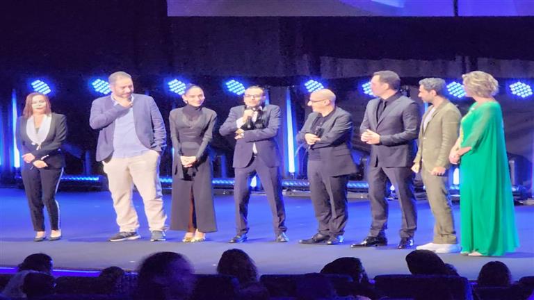 ظافر العابدين وأمير رمسيس يشاهدان “أنف وثلاث عيون” مع جمهور “البحر الأحمر السينمائي”