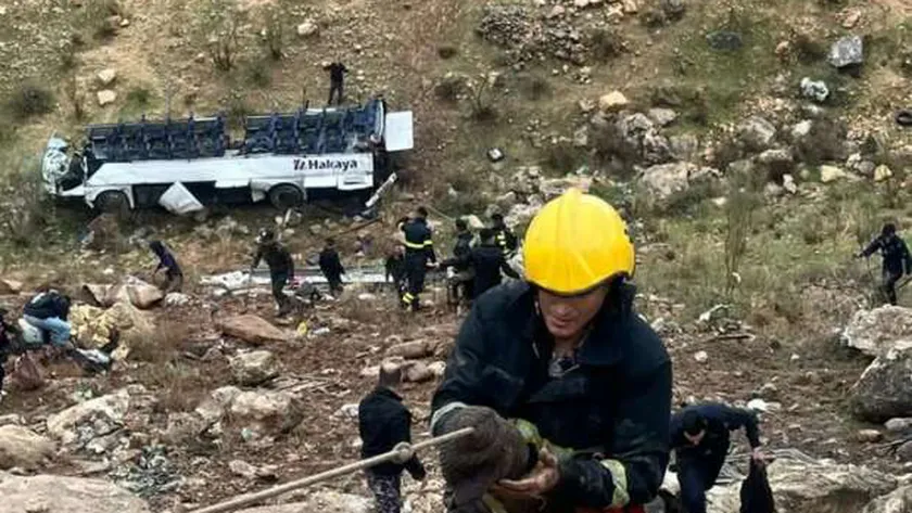 انقلاب أتوبيس بالأردن في وادٍ عميق والسبب «الكاميرا» (فيديو)