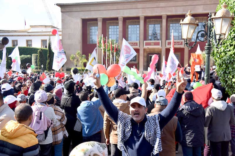 حناجر الآلاف من رجال ونساء التعليم تصدح وسط الرباط بشعار “الموت ولا المذلة”