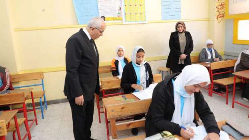 طلاب الإعدادية في القاهرة يؤدون امتحان مادة الهندسة اليوم