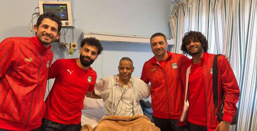 محمد صلاح ونجوم منتخب مصر يدعمون مسؤول المهمات بعد جراحة في القلب
