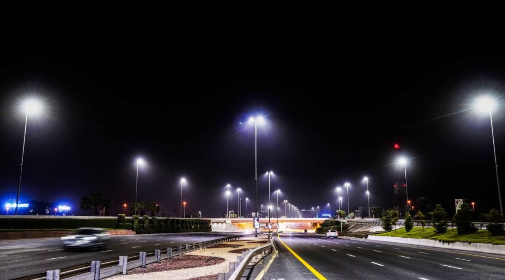 “طرق دبي” ترسي عقد مشروع إنارة طرق في 40 منطقة بتكلفة 278 مليون درهم
