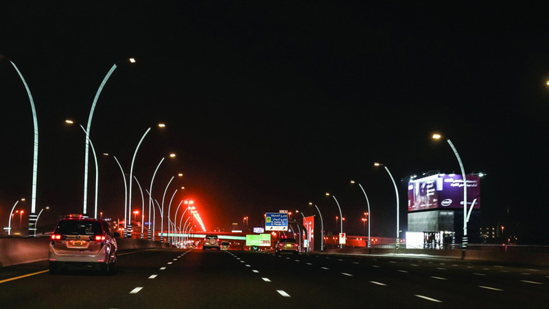 إنارة طرق في 40 منطقة بدبي