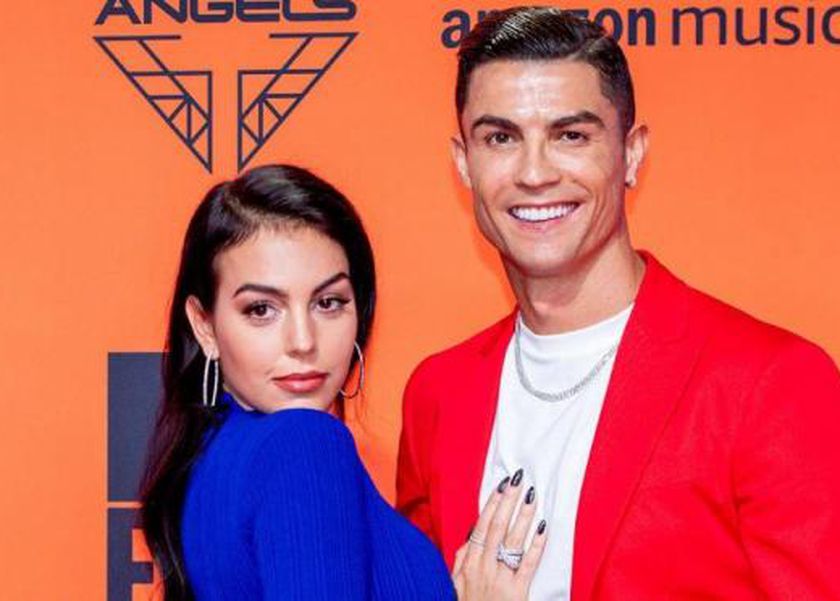 جورجينا تأكل حلوى غزل البنات بشكل طريف.. ورد فعل غريب من كريستيانو (فيديو)