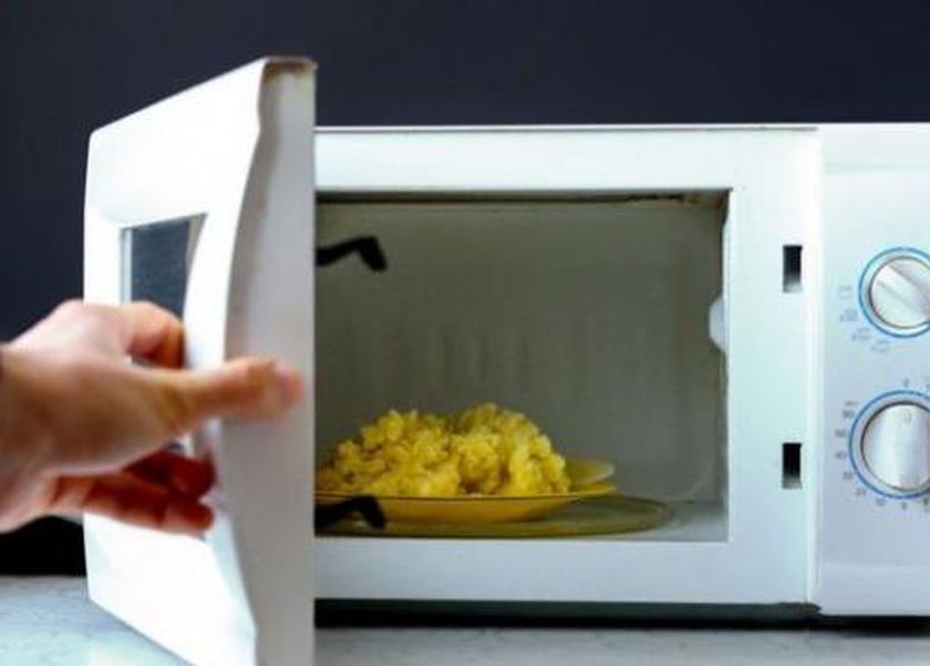 أسرع طريقة لتنظيف الميكروويف.. تخلصي من الجراثيم والدهون في 4 خطوات