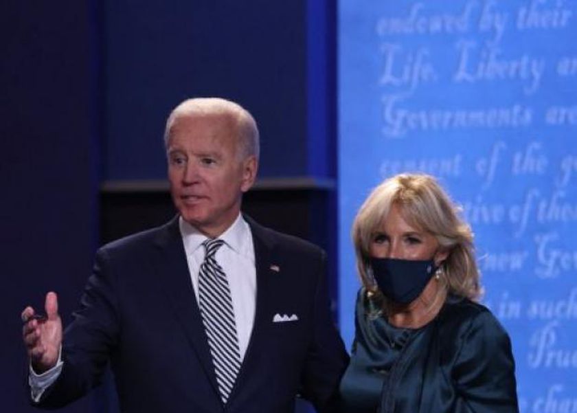 زوجة الرئيس الأمريكي بايدن تضعه في موقف محرج على الهواء.. أثار موجة من السخرية