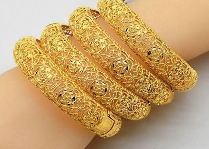 ماذا يحدث عند ارتداء أكثر من «غويشة دهب» في يد واحدة؟.. مفاجأة غير متوقعة