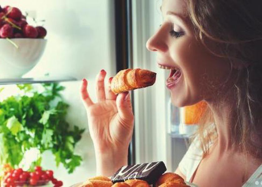 مفاجأة بشأن تناول الطعام «البايت».. هل ينقص الوزن؟