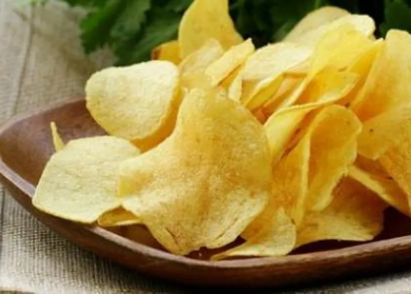 علامة تكشف وجود العفن في رقائق البطاطس عند تناولها.. ما هي؟