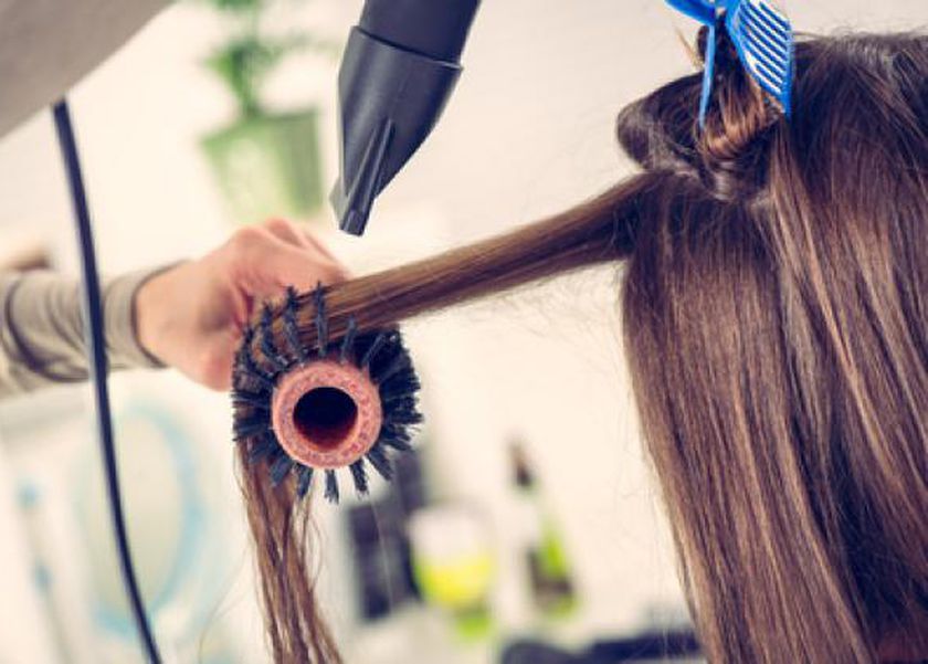تحذير من عادة خاطئة عند استخدام مٌجفف الشعر.. اذهب إلى الطبيب في هذه الحالة