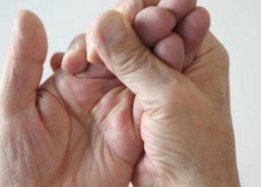 أسباب رعشة اليدين.. أعراض غير متوقعة وعلاج بسيط