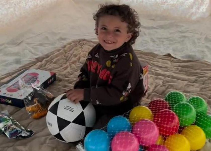 «الله معك يا صغيري».. فرحة طفل فلسطيني بخيمة إيواء على أنقاض الحرب