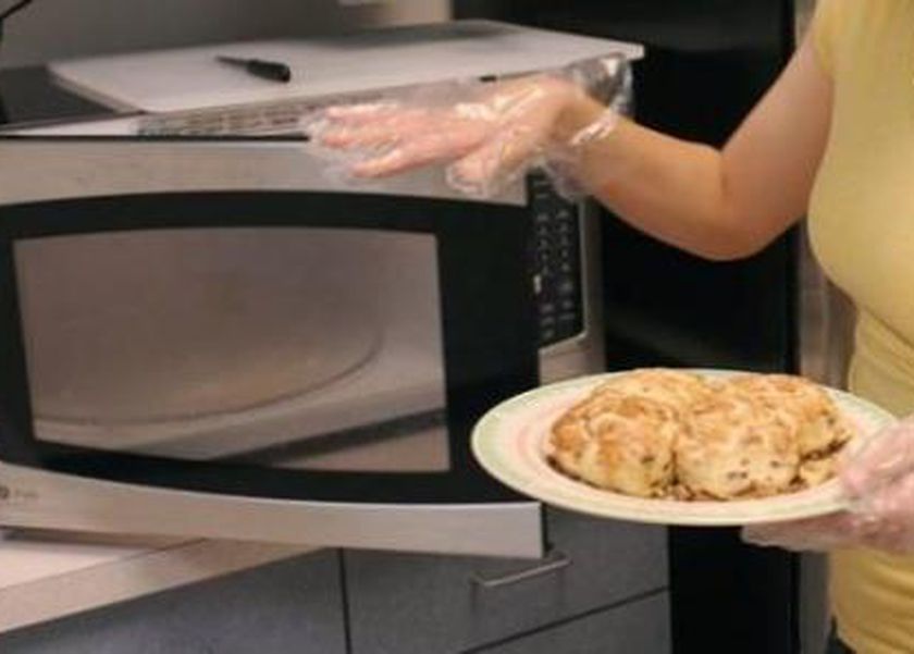 ماذا يحدث عند وضع المناديل فوق الميكرويف؟.. فوائد لا تتخيلها