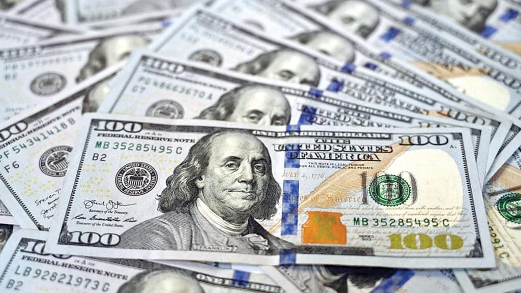 الدولار يتحرك في نطاق ضيق ترقباً لقرار “المركزي الأميركي”