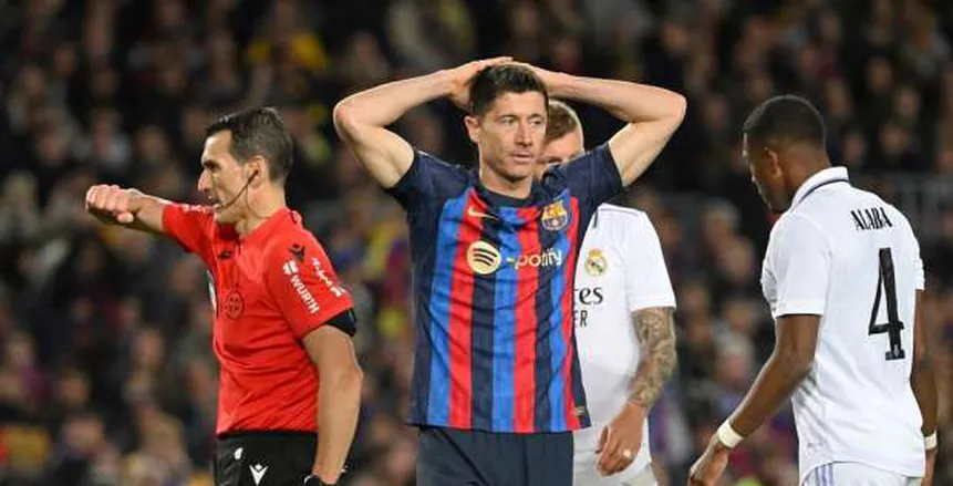 ليفاندوفسكي يتهم نجوم برشلونة.. ويحاول إقناع تشافي بالتراجع عن الرحيل