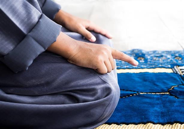 حكم رد السلام بالإشارة أثناء الصلاة؟.. المفتي يوضح