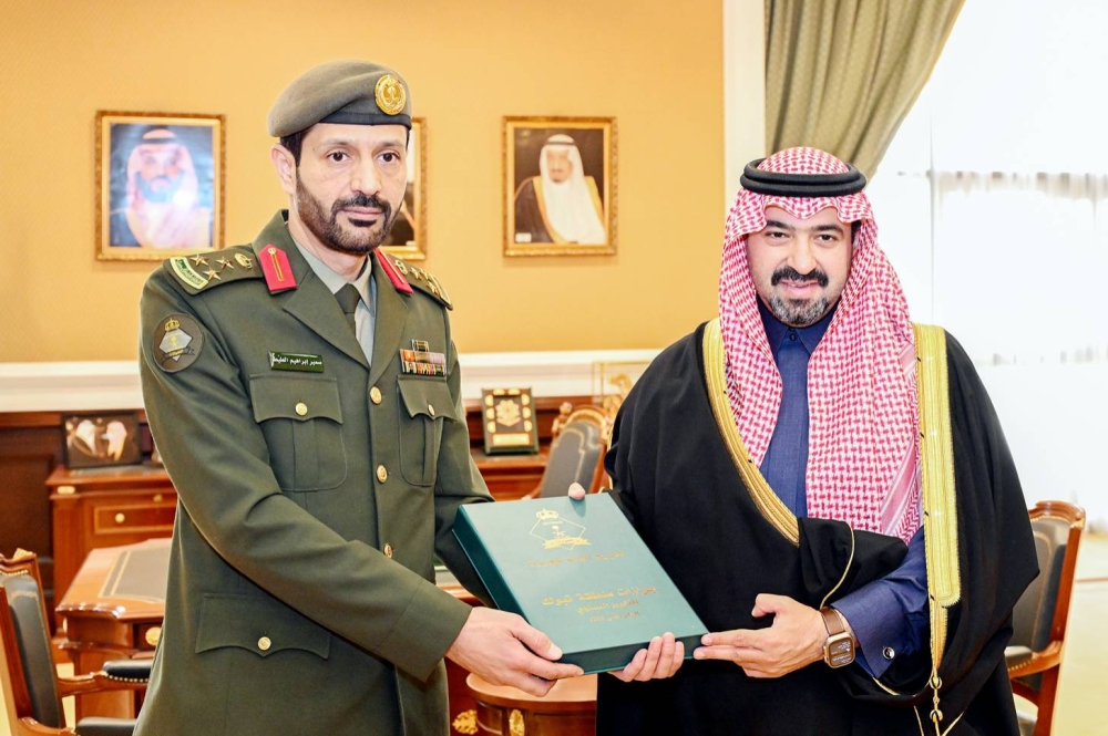 نائب أمير تبوك يتسلم تقرير الجوازات ويستعرض مهمات أمن المنشآت