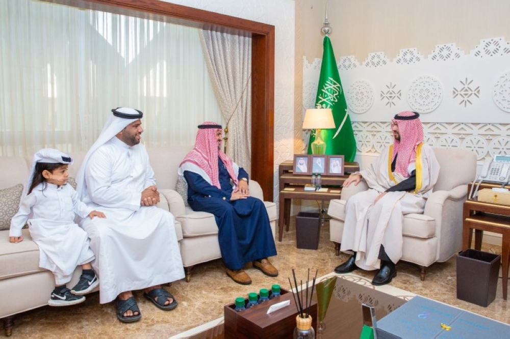 نائب أمير الشرقية يستقبل شاباً تبرع بكليته لطفل