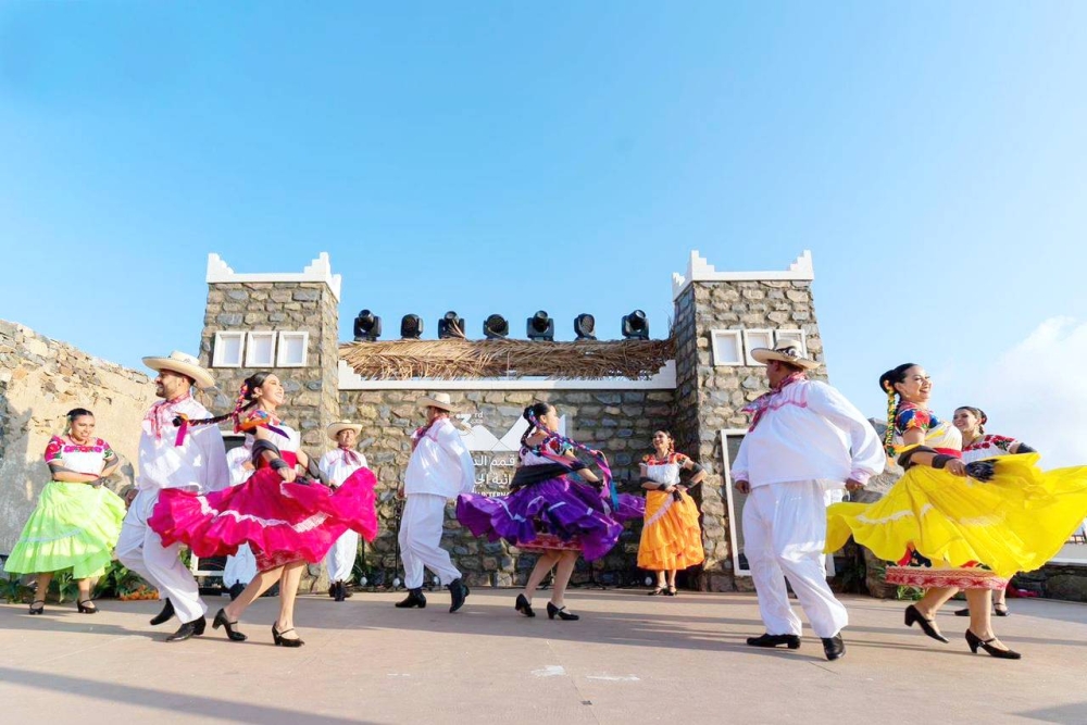 الدبكة اللبنانية والـ«هواستيكا» المكسيكية والرقص الهندي على قمم عسير