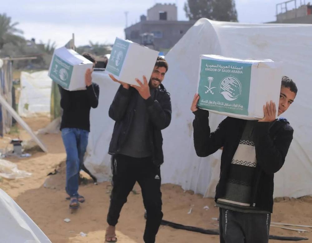 مركز الملك سلمان للإغاثة يواصل توزيع السلال الغذائية للنازحين في «خان يونس»
