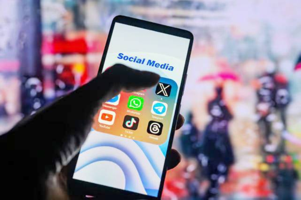 عمدة نيويورك: مواقع التواصل خطر على الصحة العقلية