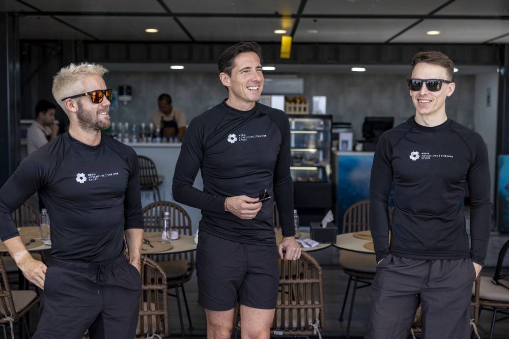 فريق نيوم ماكلارين للفورمولا إي يزور مدينة نيوم لإلهام مواهب المستقبل في المملكة