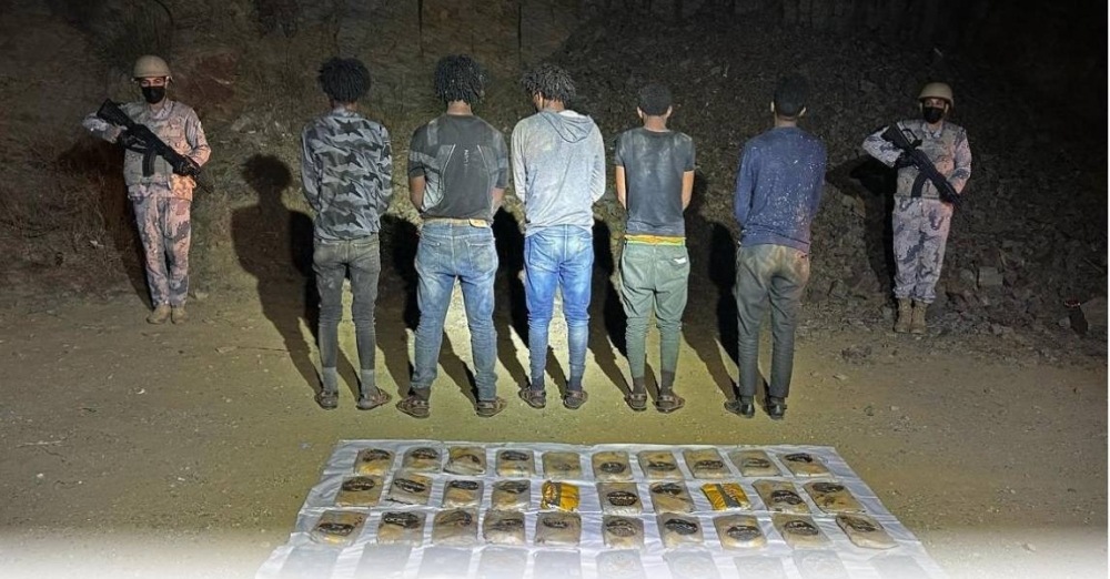القبض على 5 مخالفين لنظام الحدود لتهريبهم 50 كيلوغرامًا من مادة الحشيش بجازان