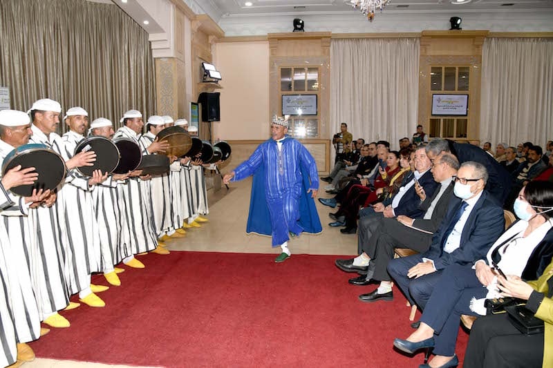 أوزين يرصد حملات معادية للأمازيغية.. لعنصر ينادي بحماية “تيفيناغ” من الانقراض