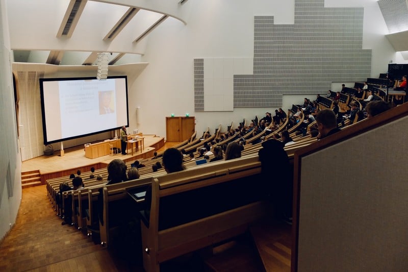 اليمين المتطرف الفرنسي يربط الإجرام بالمهاجرين .. والمغاربة أكثر المستهدفين