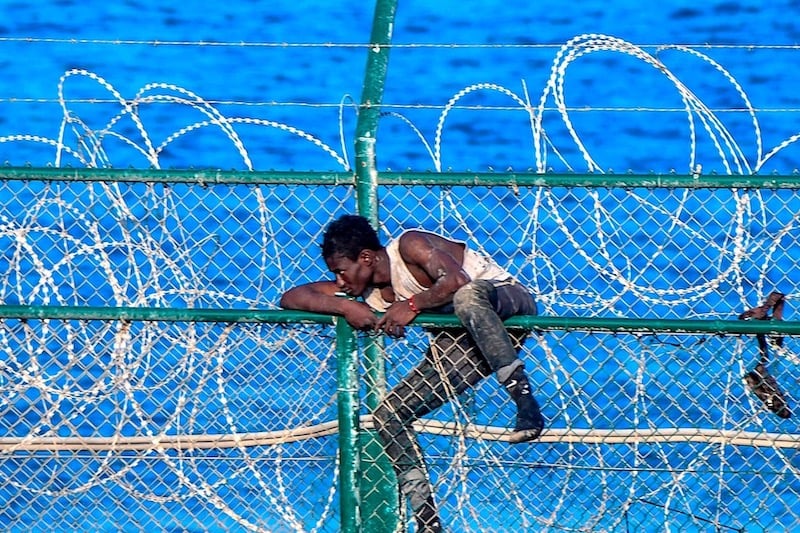 تسعة مهاجرين أفارقة يعبرون سياج سبتة