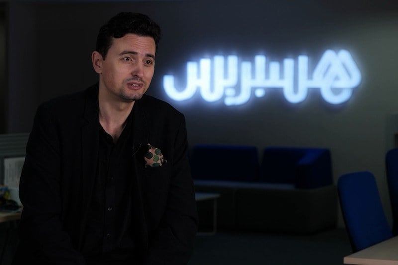 نبيل ملين: فرنسا وضعت “علم المغرب الأحمر” .. والعلويون لديهم راية خاصة