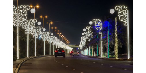 الأضواء والمجسمات والأعلام تضفي مزيدا من البهجة والسرور تزامنا مع فرحة الأعياد الوطنية