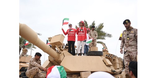 بالفيديو كرنفال الفرح بشارع الخليج عز وفخر والتزام