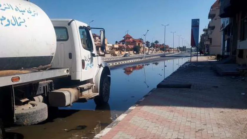 رفع مياه الصرف بوسط العريش استجابة لشكاوى الأهالي