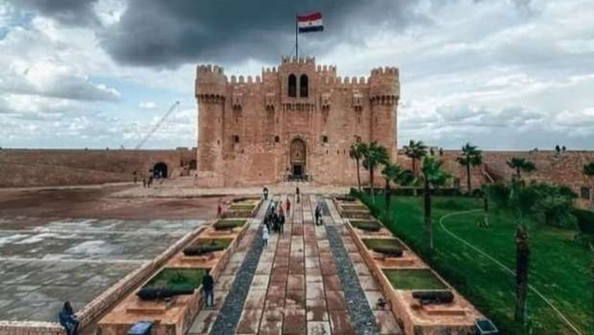 قلعة قايتباي بالإسكندرية.. مزار سياحي لا يتأثر بالطقس