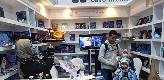 «البحوث الفلكية» في معرض الكتاب.. رحلة مثيرة بالفضاء وتجارب لكيفية حدوث زلزال (فيديو)