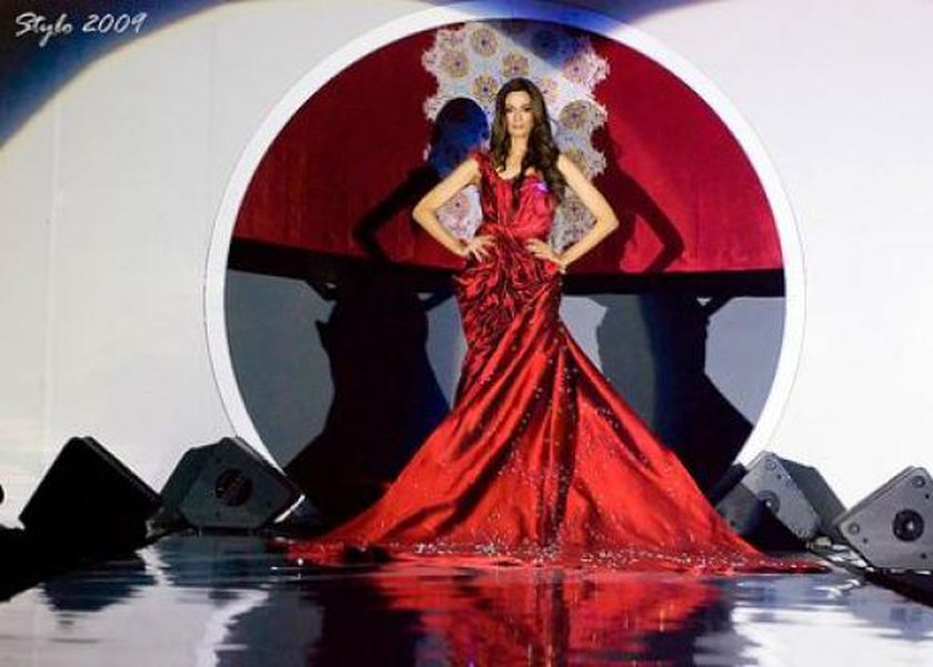 تعرف على مواصفات أغلى فستان في العالم.. صممه ماليزي وتزينه 750 ماسة