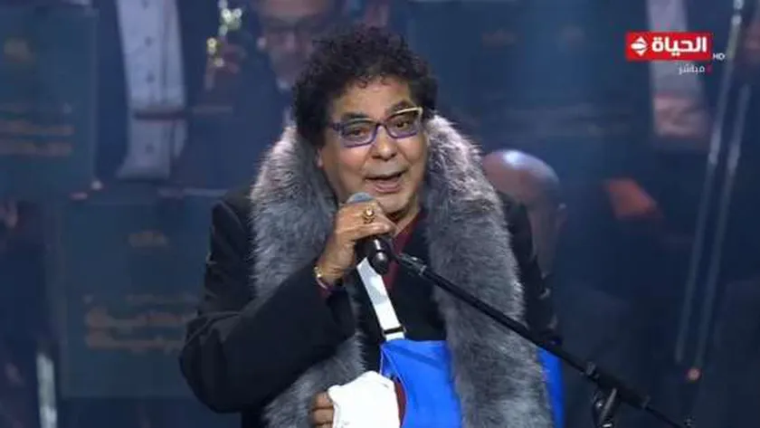 بعد ظهوره مصابا بحفل ليالي سعودية مصرية.. محمد منير لا يتأخر عن جمهوره رغم المرض
