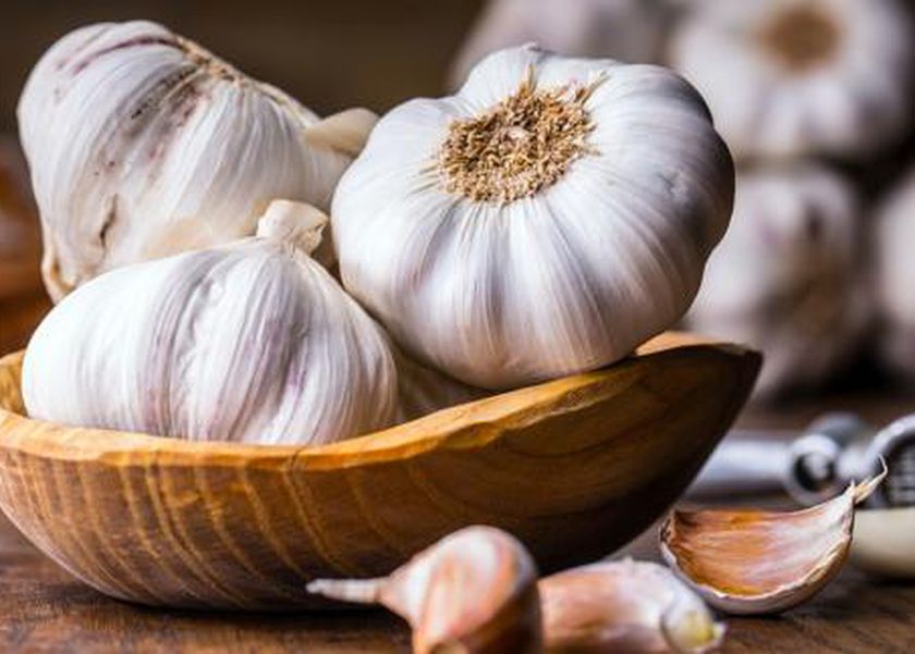 3 طرق مضمونة لتخزين الثوم في موسمه.. هيفضل فريش وريحته قوية
