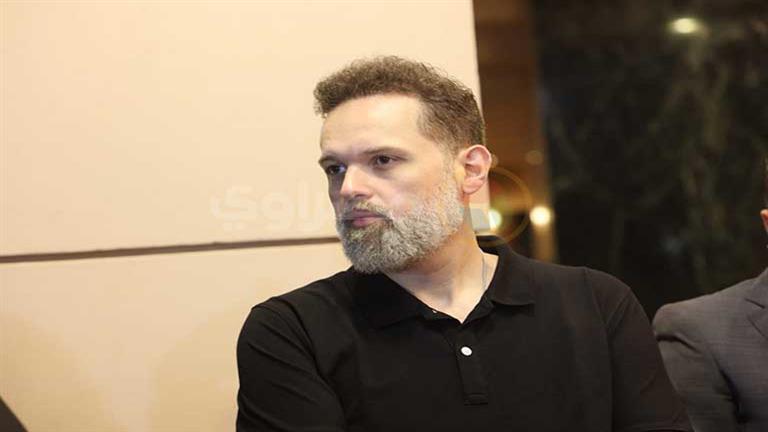 بصورة نادرة.. محمد محمود عبد العزيز يرثي والده