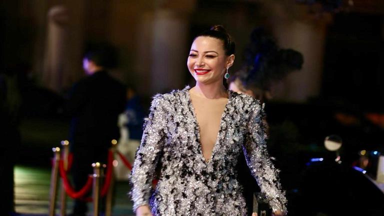 جذابة وأنيقة.. منة شلبي تخطف الأنظار في ليال سعودية مصرية