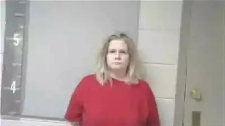 سيدة تدهس طفلها بالسيارة لسبب صادم.. لن تتوقع ما حدث