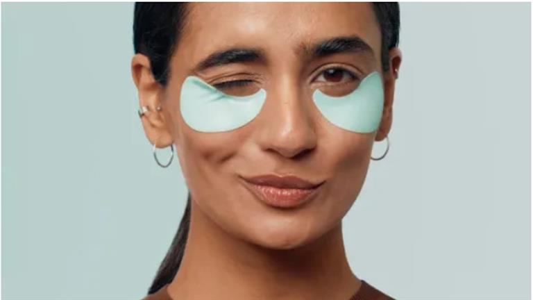 لصاقات Hyaluronic Fix تخفي الهالات السوداء حول العينين