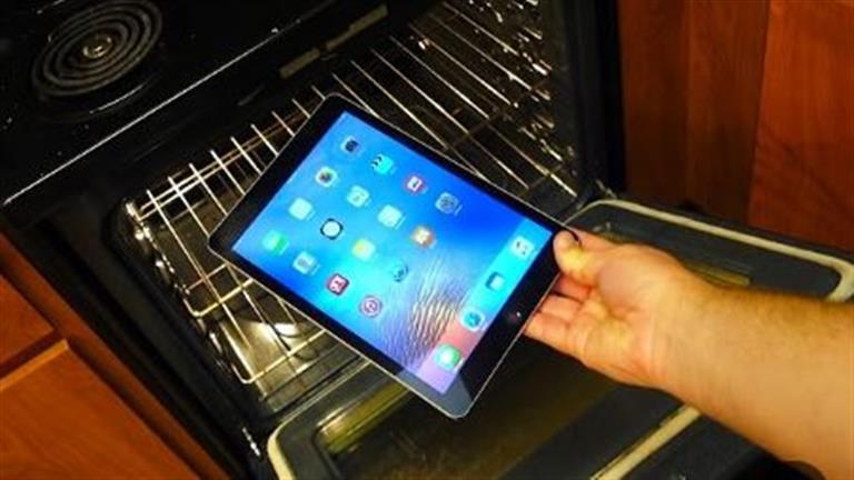 امرأة تضع هاتفها في الفرن بدلا من الطعام- لن تتوقع ماذا حدث